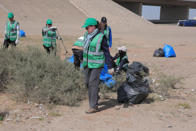 Volunteers from KAUST and the Thuwal commnity participate in a clean-up campaign along a stretch of the KAUST-Jeddah Highway. (Supplied)