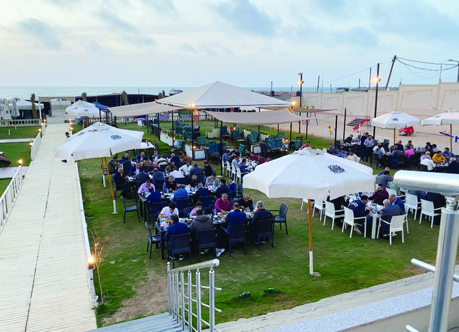 Cafeterias that are close to the shore allow families to bring their own food and pay a small charge to use a table and chairs as they enjoy their meals with a sea view. (AN photo/Hazem Balousha)