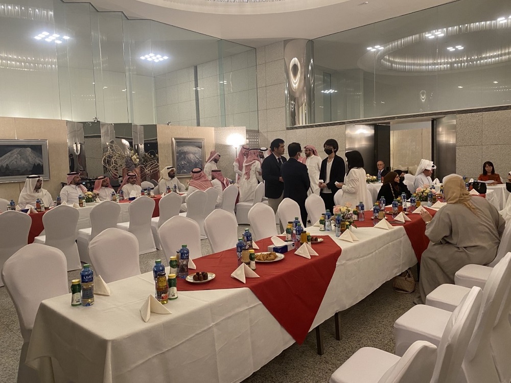 The Japanese Ambassador to Saudi Arabia Iwai Fumio and his wife hosted a Ramadan iftar at his residence where alumni of Japanese universities and friends of Japan in Saudi Arabia were invited.