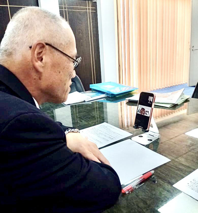 The Japanese Ambassador to Saudi Arabia Iwai Fumio in an online meeting with Majid bin Abdullah Al-Qassabi, the minister of commerce and acting minister of information in Saudi Arabia. (Twitter/@JapanEmbassyKSA)