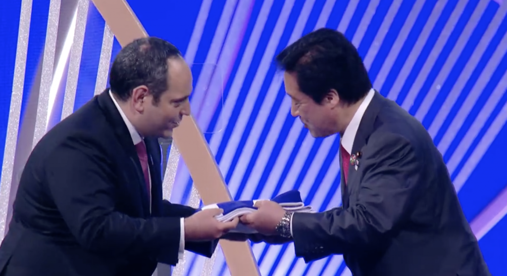 The Wakamiya Kenji, Minister for the World Expo 2025 and Yoshimura Hirofumi, Governor of Osaka Prefecture received the baton at the closing ceremony. (Screenshot)