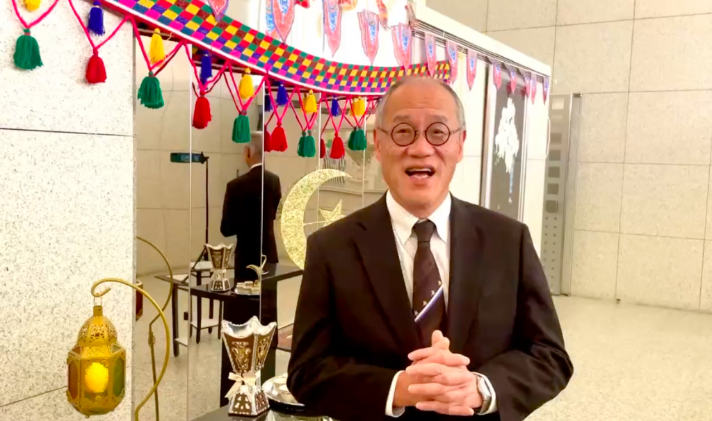Japanese Ambassador to Saudi Arabia Fumio Iwai standing in front of special decorations to celebrate the holy month of Ramadan at his home in Saudi Arabia. (Screenshot/ Twitter/@JapanEmbassyKSA)