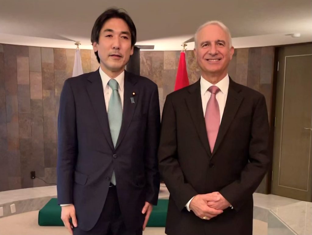 Moroccan ambassador to Japan, Rachad Bouhlal and KIUCHI Minoru, member of the House of Representatives and chairman of the Committee on Foreign Affairs. (ANJP Photo)