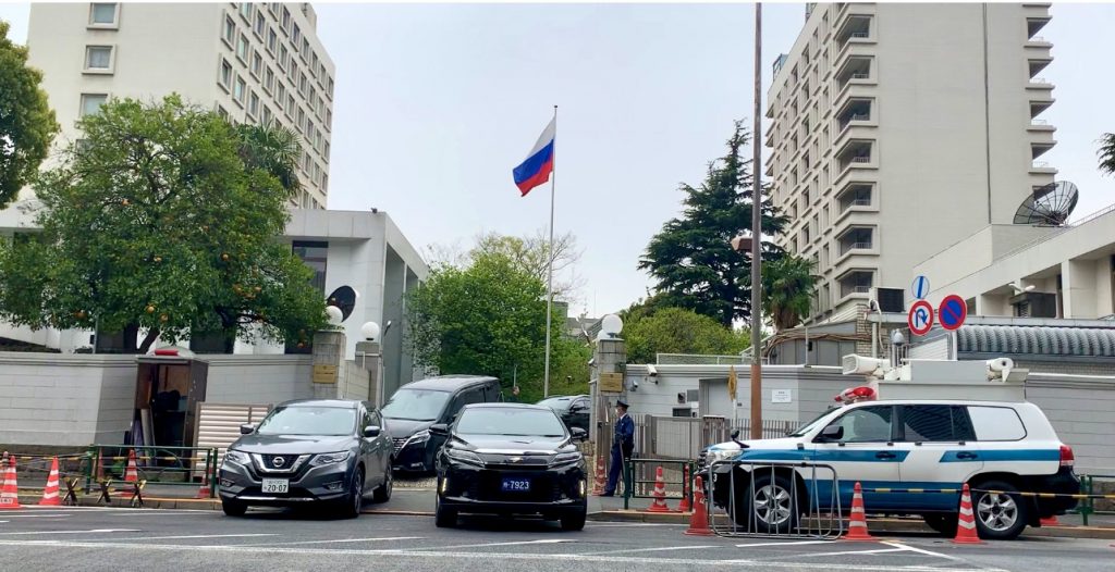 A bus enters the Russian embassy compound in Tokyo on April 20 to take expelled diplomats.  (ANJ photo)