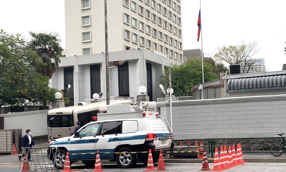 A bus enters the Russian embassy compound in Tokyo on April 20 to take expelled diplomats.  (ANJ photo)