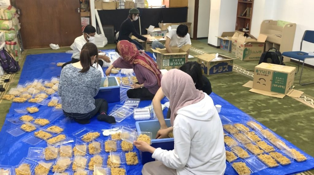 The imam of the mosque told Arab News Japan that more than 500 meals were distributed, which confirms an increase in Japanese people who are now facing economic difficulties. (ANJP)