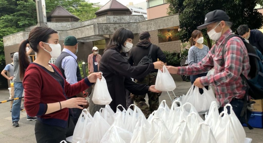 The imam of the mosque told Arab News Japan that more than 500 meals were distributed, which confirms an increase in Japanese people who are now facing economic difficulties. (ANJP)