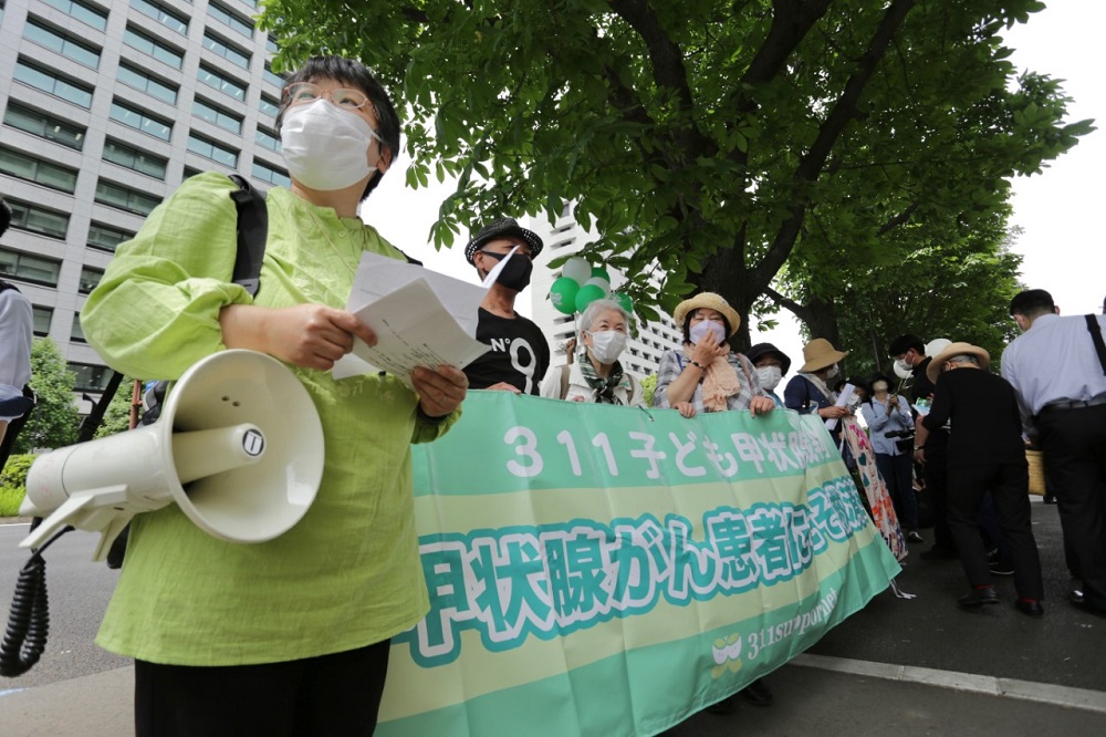 Around 100 people, many from the Fukushima region, attended the oral argument of a young woman who contracted thyroid problems following the Fukushima nuclear disaster. (ANJ / Pierre Boutier)