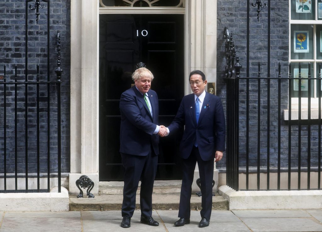 British Prime Minister Boris Johnson meets Japanese Prime Minister Fumio Kishida at Downing Street, in London, May 5, 2022. (Reuters)