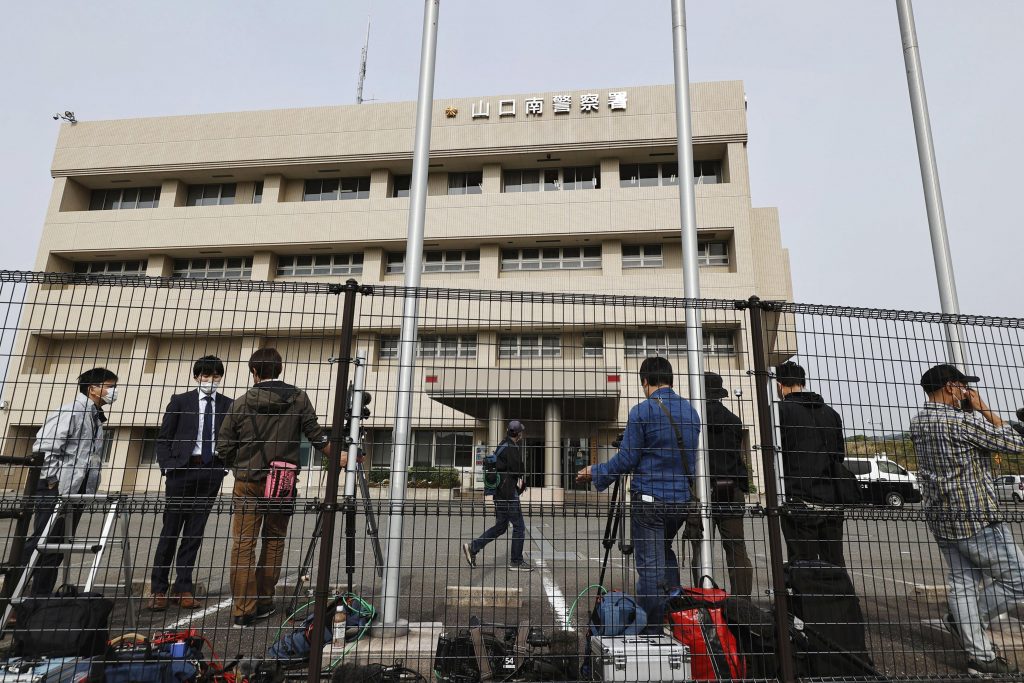 Media gather outside a police station following a report that police arrested a man who has allegedly gambled away 46.3 million yen ($360,000) in COVID-19 relief aid mistakenly deposited into his bank account in Yamaguchi prefecture, western Japan, May. 19, 2022. (File photo/AFP)