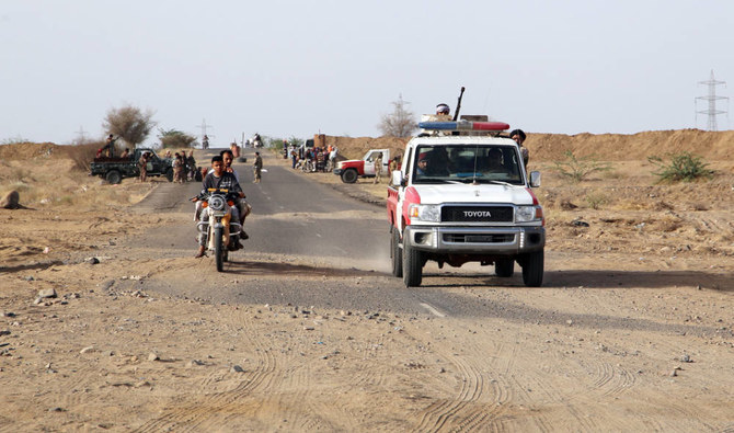 Yemeni pro-government forces deploy on the road linking the districts of Hays and Al-Jarrahi on the front lines on April 28, 2022. (AFP)