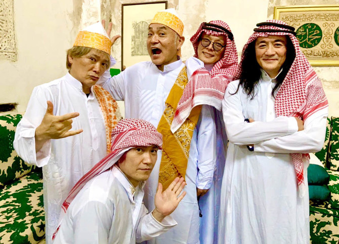 The rest of the group and the sound director Naoya Yamamoto posted a photo of themselves wearing a thawb on Yamamoto’s Twitter.