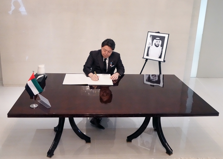 Japanese Foreign Minister Yoshimasa Hayashi signing the the condolence book in honor of the president of the UAE Sheikh Khalifa bin Zayed Al Nahyan. (MOFA)