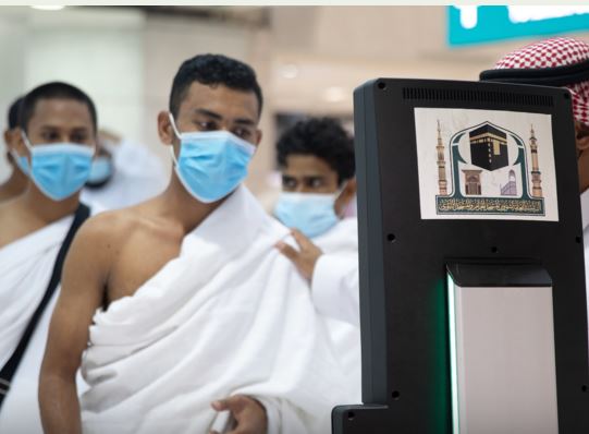 Pilgrims at the Grand Mosque in Makkah make use of services provided by robots. (@ReasahAlharmain)