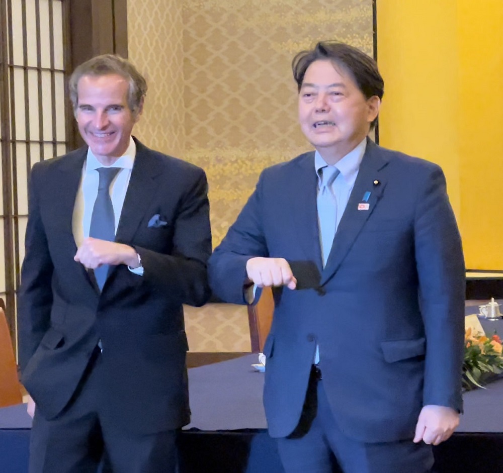 Japanese Foreign Minister Hayashi and Rafael Mariano Grossi, Director General of the International Atomic Energy Agency (IAEA), addressing the press. (ANJ photos)