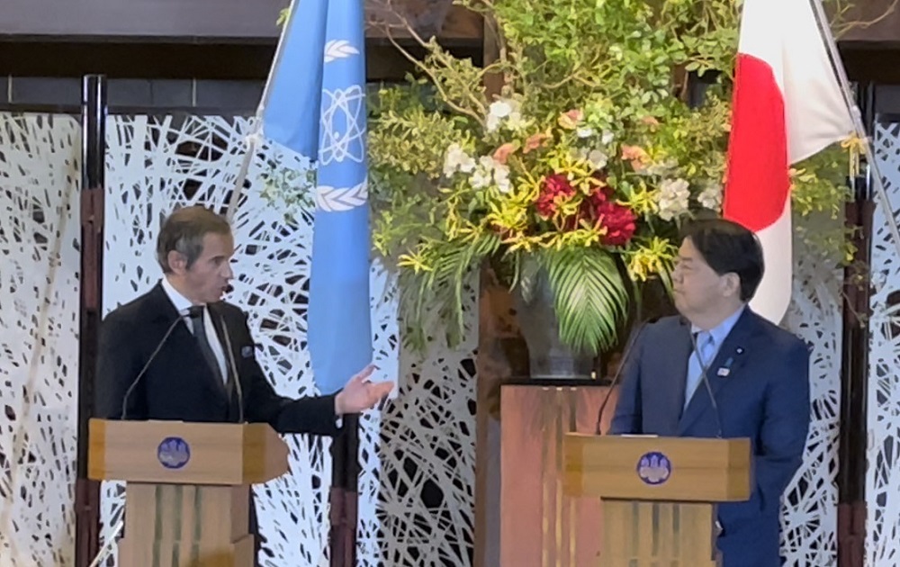 Japanese Foreign Minister Hayashi and Rafael Mariano Grossi, Director General of the International Atomic Energy Agency (IAEA), addressing the press. (ANJ photos)