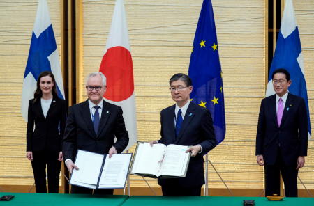 Finland's Prime Minister Sanna Marin and Japan's Prime Minister Fumio Kishida look on as Ambassador of Finland to Japan, Pekka Orpana, and Ambassador of Japan to Finland, Kazuhiro Fujimura, present documents during a signing ceremony at Kishida's official residence, in Tokyo, Japan, May 11, 2022. (Reuters)