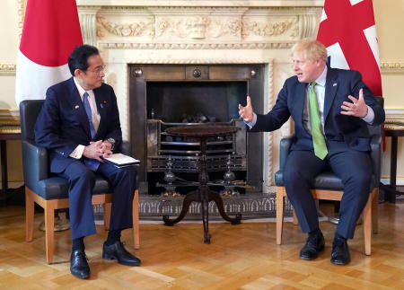 British Prime Minister Boris Johnson (right) meets Japanese Prime Minister Fumio Kishida at 10 Downing Street, in London, Britain, May 5, 2022. (Reuters)