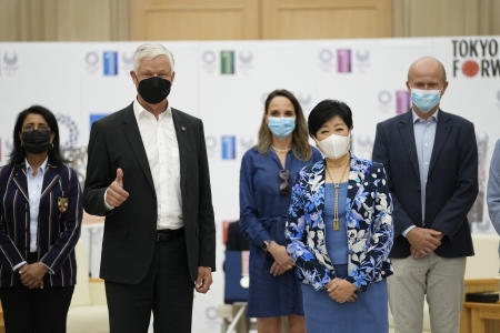 Antti Pihlakoski, evaluation panel chairman of the World Athletics (center left), and Tokyo Gov. Yuriko Koike, surrounded by other WA members, pose for a photo before their talk in Tokyo, Wednesday, May 25, 2022. (AP)