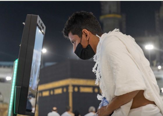 Pilgrims at the Grand Mosque in Makkah make use of services provided by robots. (@ReasahAlharmain)