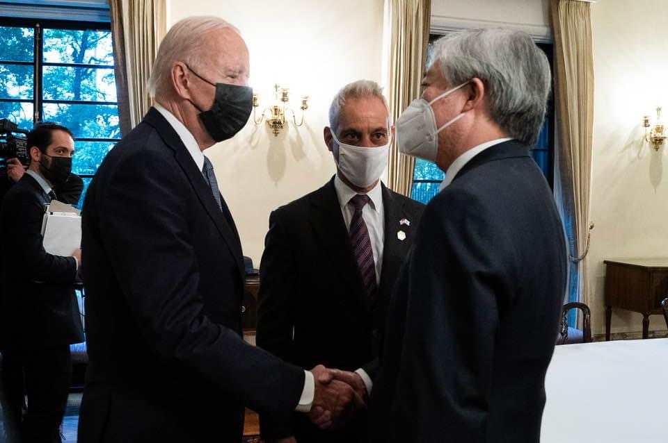President Biden shakes hands with Glen Fukushima (right) while the U.S. Ambassador to Japan Rahm Emanuel looks on. (Photo courtesy of the American Embassy in Tokyo.)