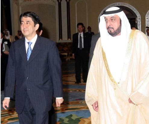 Sheikh Khalifa meeting with Japanese Prime Minister Shinzo Abe (L) in Abu Dhabi on April 29, 2007. (AFP)