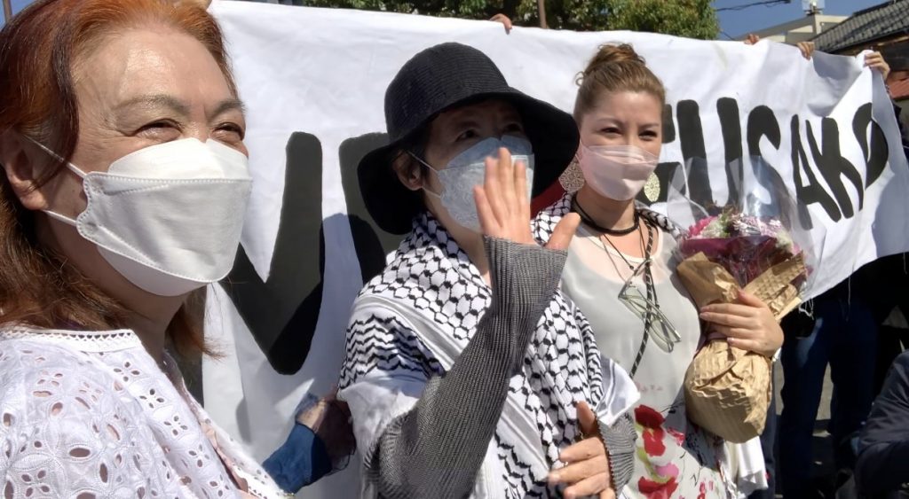 There was a media frenzy outside the prison as she was released. Her daughter, Mei, and some supporters were seen cheering and congratulating her. (ANJP)