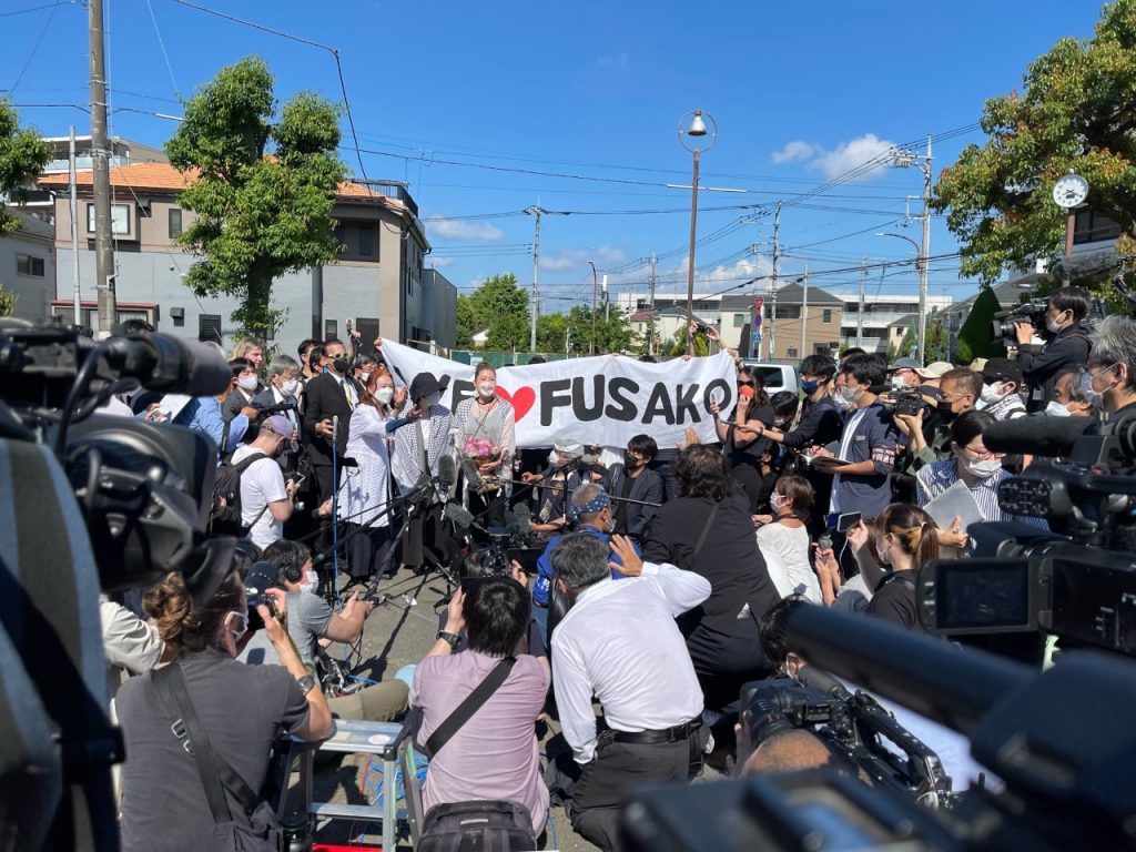 There was a media frenzy outside the prison as she was released. Her daughter, Mei, and some supporters were seen cheering and congratulating her. (ANJP)