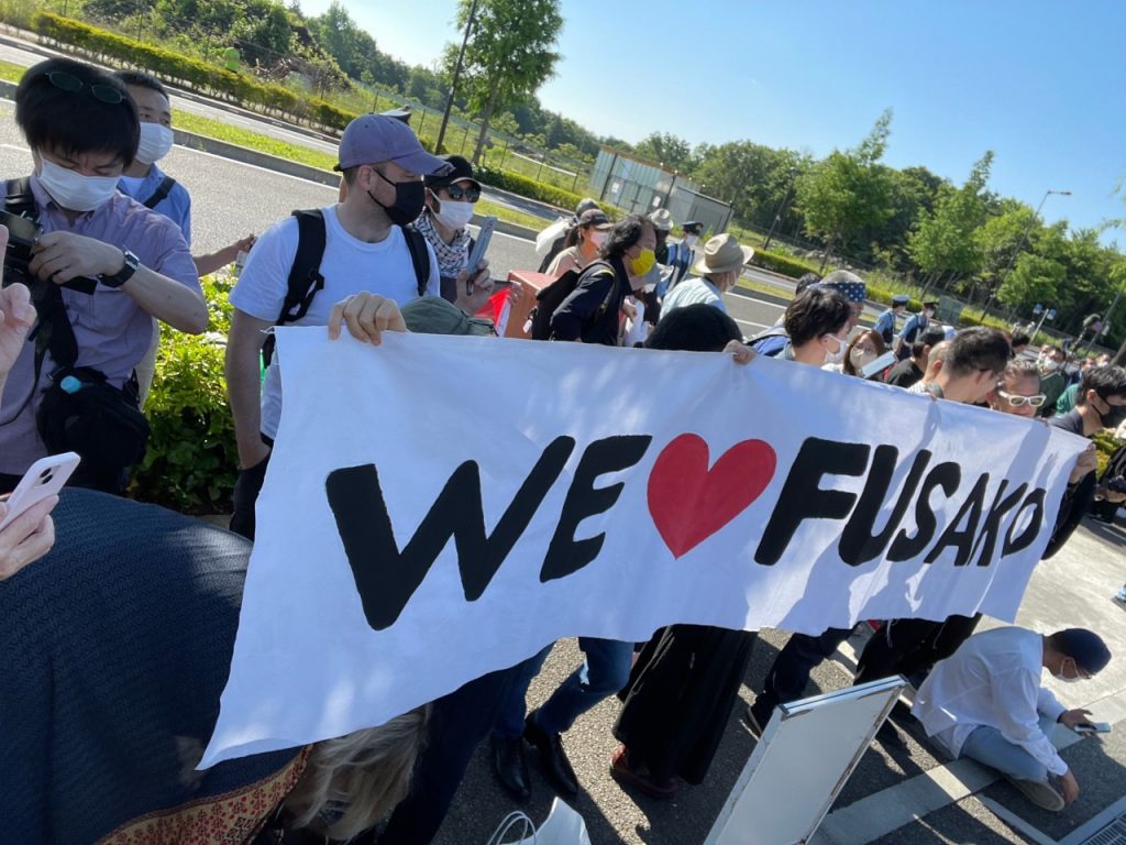 There was a media frenzy outside the prison as she was released. Her daughter, Mei, and some supporters were seen cheering and congratulating her. (ANJP)