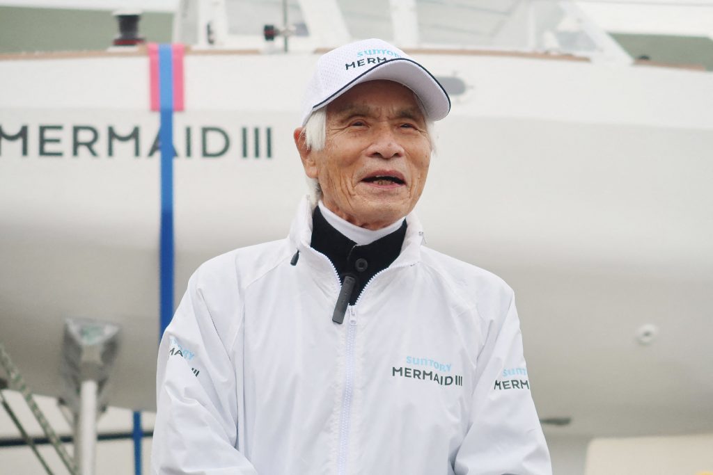Prior to the conference, a ceremony was held to celebrate his return as hundreds of spectators looked on. As he stepped down from his boat, the Suntory Mermaid III, to make an appearance, he drew smiles from many when he said lightheartedly,
