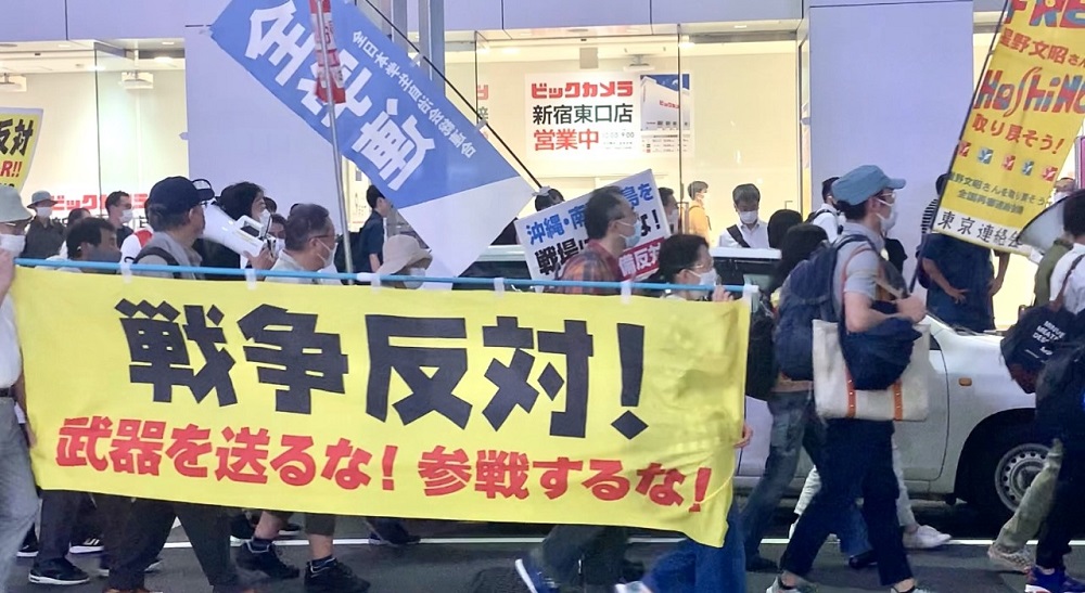 Nearly 200 students and trade unionists marched on Tuesday in the Shinjuku district of Tokyo to protest against the G7 summit and Japan's participation in a meeting of NATO. (ANJ/ Pierre Boutier)