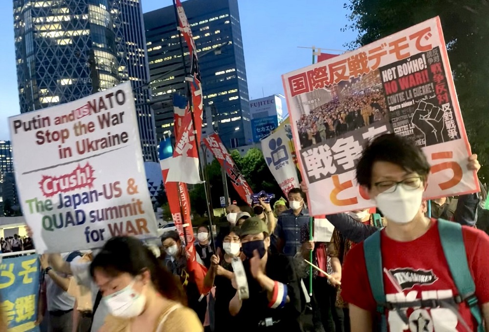 Nearly 200 students and trade unionists marched on Tuesday in the Shinjuku district of Tokyo to protest against the G7 summit and Japan's participation in a meeting of NATO. (ANJ/ Pierre Boutier)