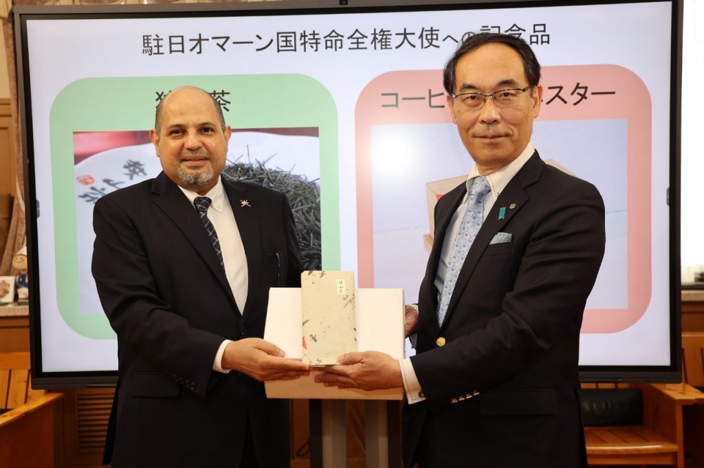 Oman Ambassador to Japan Dr. Mohamed Al-Busaidi paid a courtesy call to Saitama Prefecture Governor ONO Motohiro who is a well-known Arabist in Japan. (Photos provided by Saitama Prefectural Government)