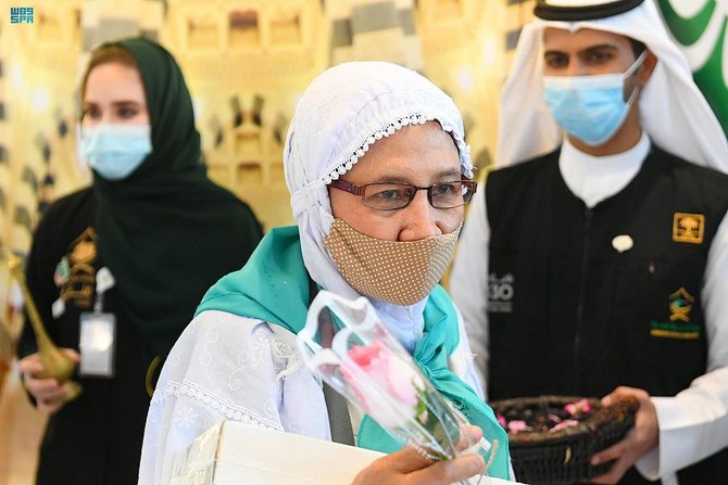 The Indonesian pilgrims, who arrived in Madinah from Indonesia, were presented flowers, dates and Zamzam water bottles upon arrival. (Twitter: @SPAregions)