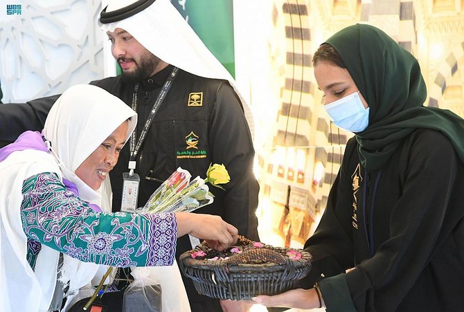 The Indonesian pilgrims, who arrived in Madinah from Indonesia, were presented flowers, dates and Zamzam water bottles upon arrival. (Twitter: @SPAregions)