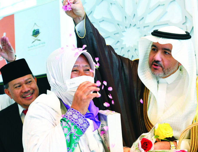 The Indonesian pilgrims were presented flowers, dates and Zamzam water bottles upon arrival. (Twitter: @SPAregions)