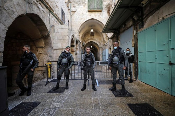 Israeli Border policemen stand guard near the scene of a suspected stabbing inside Jerusalem's Old City, September 30, 2021. (Reuters)