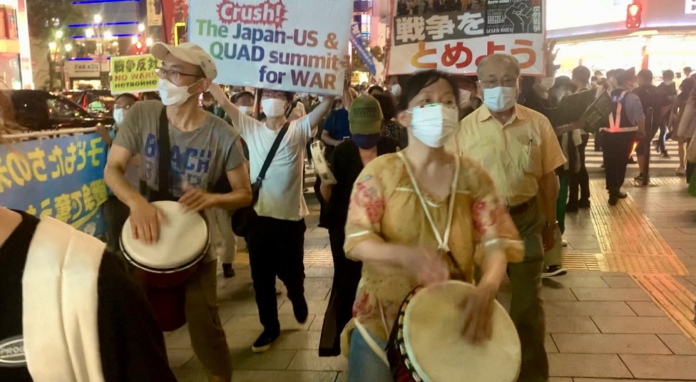 Nearly 200 students and trade unionists marched on Tuesday in the Shinjuku district of Tokyo to protest against the G7 summit and Japan's participation in a meeting of NATO. (ANJ/ Pierre Boutier)