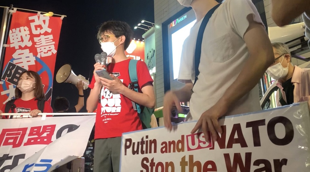 Nearly 200 students and trade unionists marched on Tuesday in the Shinjuku district of Tokyo to protest against the G7 summit and Japan's participation in a meeting of NATO. (ANJ/ Pierre Boutier)