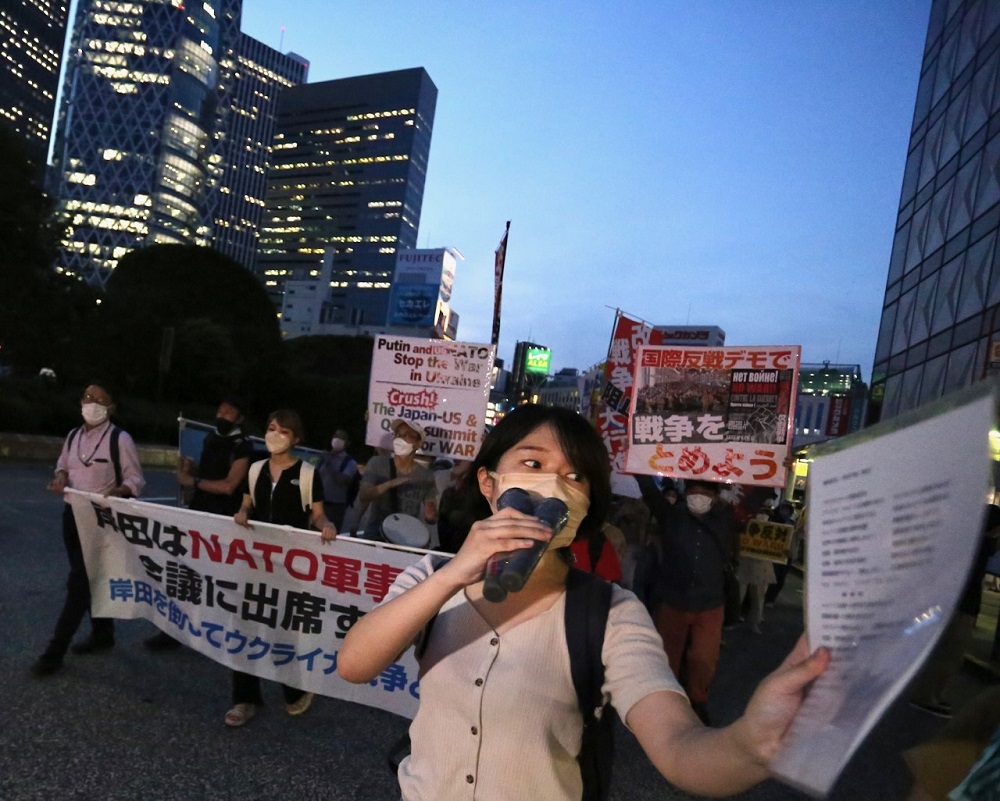 Nearly 200 students and trade unionists marched on Tuesday in the Shinjuku district of Tokyo to protest against the G7 summit and Japan's participation in a meeting of NATO. (ANJ/ Pierre Boutier)