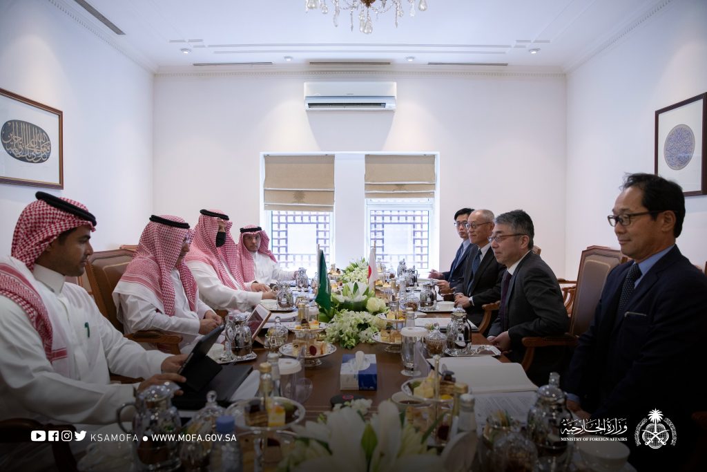 Deputy Minister for Political Affairs, Saud Mohammed Al-Sati met with NAGAOKA Kansuke, Director General of the Middle Eastern and African Affairs Bureau of Japan’s Ministry of Foreign Affairs and his accompanying delegation. (Twitter/@KSAmofaEN)