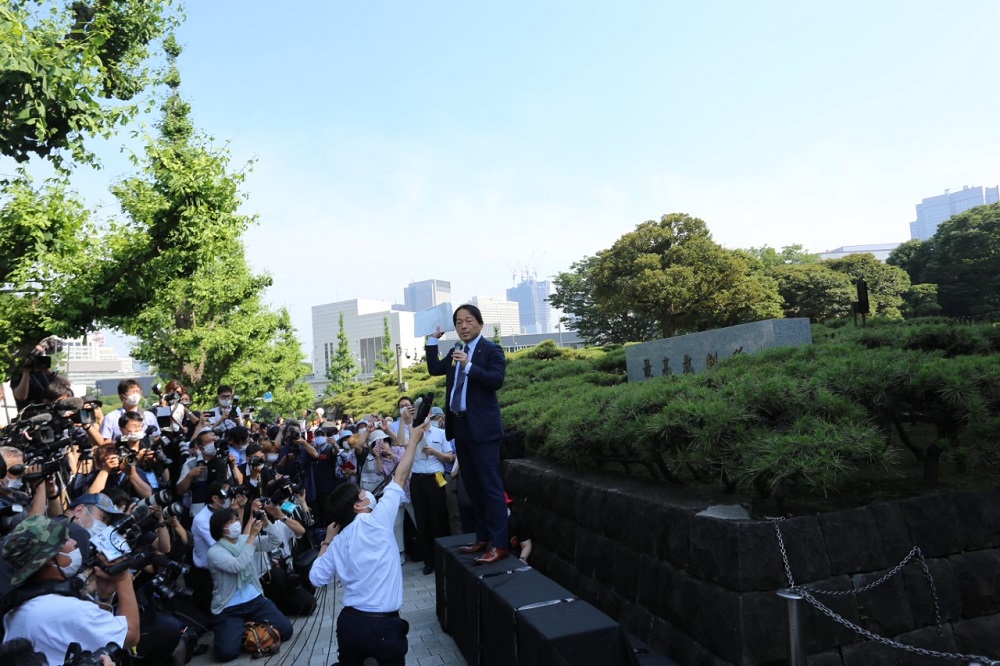 Lawyer Izutaro Mizanagi announces the verdict in front of the Supreme Court, which ruled that the state was not liable for the Fukushima nuclear catastrophe. (ANJ/ Pierre Boutier)