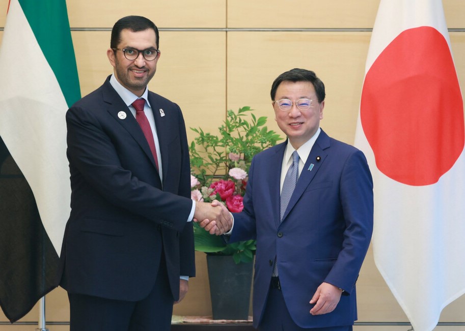 Dr. Sultan Al Jaber, the Minister of Industry and Advanced Technology of the United Arab Emirates paid a courtesy visit on Monday June 6, to Japan’s Chief Cabinet Secretary MATSUNO Hirokazu. (Prime Minister’s Office photo)