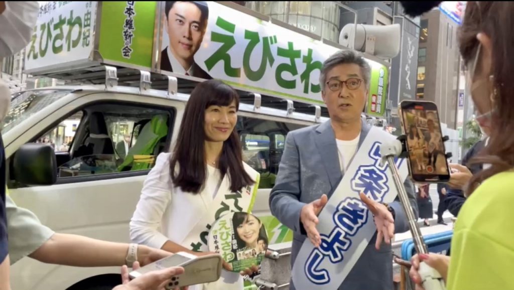 Kiyoshi Nakajo (right) and Yuki Ebisawa, candidates of Japan Innovation Party for the House of Councillors’ election, during their campaign trail. (ANJ photo)