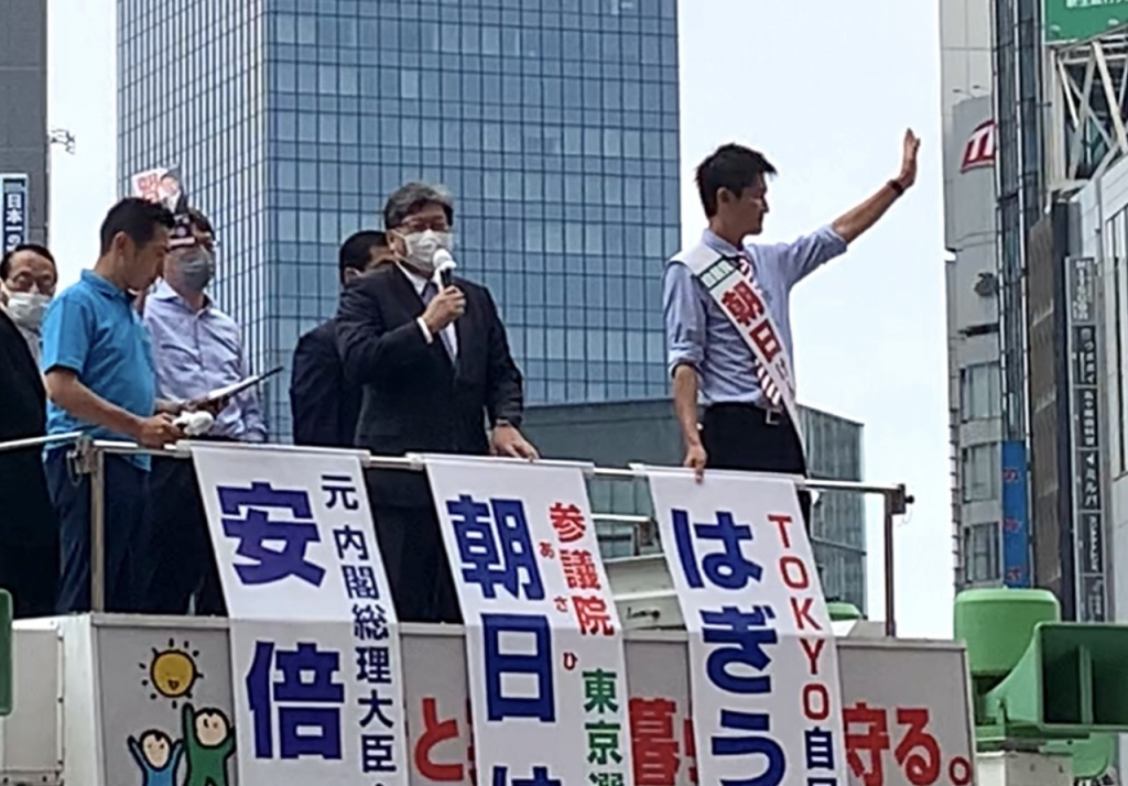 Economy, Trade and Industry Minister Koichi Hagiuda (center) gives a speech in support of former Olympic volleyball player Kentaro Asahi, a candidate for the House of Councilors. (ANJ/ Pierre Boutier)