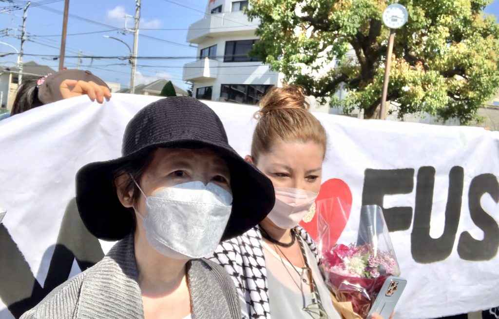 Japan’s Red Army founder Fusako Shigenobu (C) meets the media after her release from jail, flanked by her daughter May Shigenobu (L) in Tokyo, May 28, 2022. (ANJP Photo) 