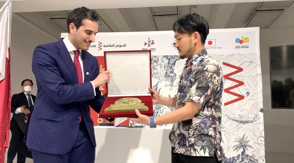 Sheikh Hamad Nasser Hamad Al Thani, Chargé d'Affaires of the Embassy of Qatar, presents a trophy to artist Hayaki Nishigaki. (ANJ photo)
