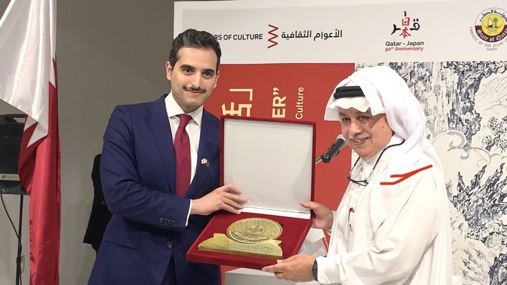 Sheikh Hamad Nasser Hamad Al Thani, Chargé d'Affaires of the Embassy of Qatar, presents a trophy to artist Youssef Ahmad. (ANJ photo)