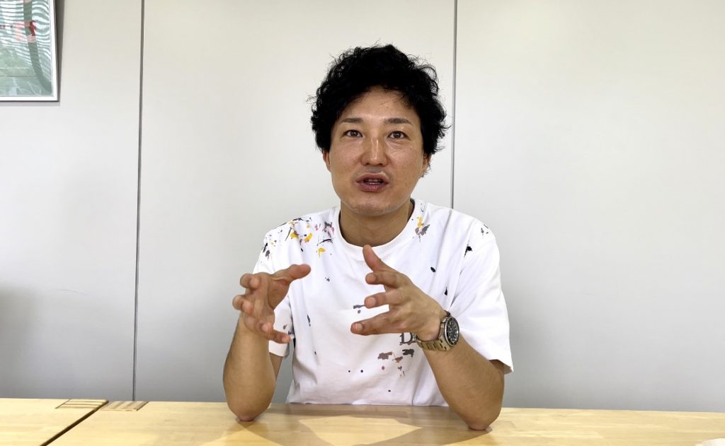 ALI founder KOMATSU Shuhei talks to Arab News Japan. (ANJP photo)
