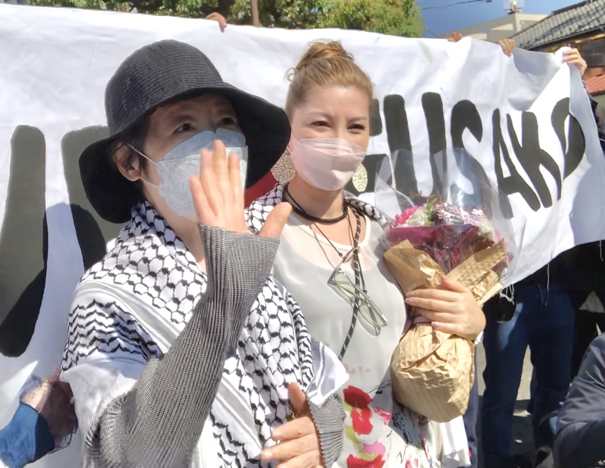 Japan’s Red Army founder Fusako Shigenobu (C) meets the media after her release from jail, flanked by her daughter May Shigenobu (L) in Tokyo, May 28, 2022. (ANJP Photo) 